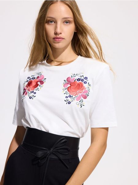 T-shirt z poduszkami na ramionach - biały. Białe t-shirty damskie Reserved, l, bez wzorów, z bawełny, bez kołnierzyka. Za 139.99 zł.