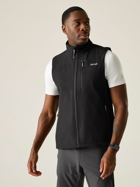 Regatta Kamizelka softshellowa "Arana" w kolorze czarnym rozmiar: XXL. Czarne kamizelki męskie Regatta, m. Za 140.20 zł.