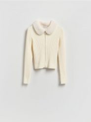 Sweter z futrzanym kołnierzem - kremowy. Białe swetry klasyczne damskie Reserved, l, z dzianiny, bez kołnierzyka. Za 159.99 zł.