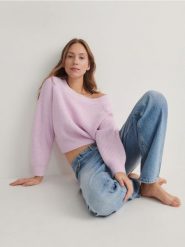 Sweter z drobnym splotem - lawendowy. Fioletowe swetry klasyczne damskie Reserved, l, z dzianiny, bez kołnierzyka. W wyprzedaży za 45.99 zł.