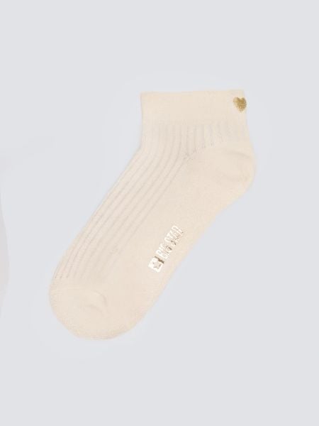 Stopki damskie prążkowane kremowe Sofi 102. Białe skarpetki damskie Big Star, bez wzorów, z bawełny. Za 19.99 zł.