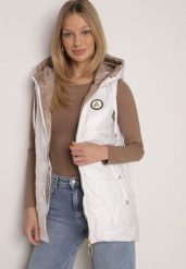 Biała Pikowana Kamizelka o Długim Kroju z Nieodpinanym Kapturem i Aplikacją Koretes. Białe kamizelki damskie Born2be, l, z poliesteru, długie. Za 139.99 zł.