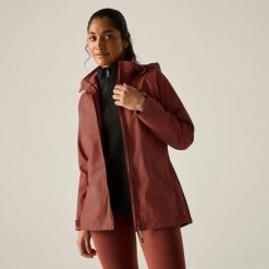 Kurtka Wodoodporna Damska Daysha II. Czerwone kurtki przeciwdeszczowe damskie Regatta, xl, z kapturem. Za 246.99 zł.
