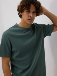 Strukturalny t-shirt comfort fit - ciemnozielony. Zielone t-shirty męskie Reserved, l, bez wzorów, z bawełny, bez kołnierzyka. Za 79.99 zł.