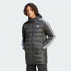 Essentials 3-Stripes Light Down Hooded Parka. Czarne parki męskie Adidas, m, bez wzorów, z materiału. W wyprzedaży za 432.50 zł.