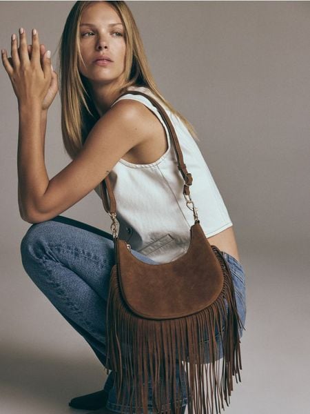 Torebka z frędzlami - brązowy. Brązowe torebki klasyczne damskie Reserved, bez wzorów, bez dodatków. W wyprzedaży za 89.99 zł.