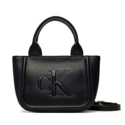 Torebka Calvin Klein. Czarne torebki klasyczne damskie CALVIN KLEIN, bez wzorów, bez dodatków. Za 319.99 zł.