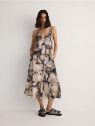 Sukienka maxi z nadrukiem - brązowy. Brązowe sukienki damskie Reserved, l, bez wzorów, z tkaniny, bez kołnierzyka, bez ramiączek, maxi. W wyprzedaży za 49.99 zł.