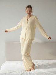 Jednolita piżama dwuczęściowa - kremowy. Białe piżamy damskie Sinsay, l, bez wzorów, bez ramiączek. Za 59.99 zł.