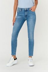 7 FOR ALL MANKIND Niebieskie jeansy SLIM ILLUSION WITHIN. Niebieskie jeansy damskie 7 FOR ALL MANKIND. W wyprzedaży za 469.99 zł.