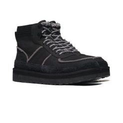 Męskie śniegowce Ugg X WM HIGHLAND SPORT BLACK. Czarne buty zimowe męskie Ugg, na zimę, z gumy, z okrągłym noskiem, bez zapięcia. Za 385.09 zł.