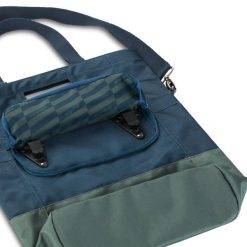Torba Rowerowa Typu Shopper Z Recyklingu 20 Litrów - Niebiesko-Zielona. Niebieskie torby męskie na ramię URBAN PROOF, bez wzorów, z materiału, na ramię. Za 207.95 zł.