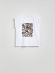 T-shirt z nadrukiem w panterkę - biały. Białe t-shirty damskie Reserved, l, bez wzorów, z bawełny, bez kołnierzyka. W wyprzedaży za 39.99 zł.