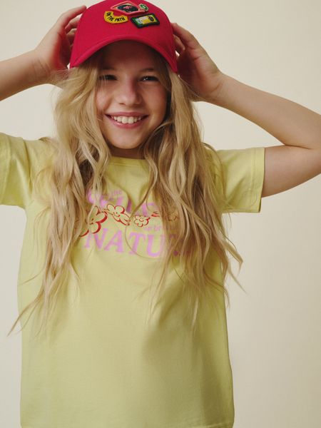 4F T-shirt regular z nadrukiem dziewczęcy - żółty 146 (10-11 lat). Żółte koszulki dziewczęce 4f, bez wzorów, z bawełny, bez ramiączek. Za 39.99 zł.