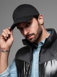 Męska czapka bejsbolówka z daszkiem i ozdobnym haftem – czarna V1 OM-ACCS-0102 - uniwersalny. Czarne czapki męskie Ombre Clothing, bez wzorów, z bawełny, klasyczne. W wyprzedaży za 39.99 zł.