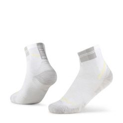 Skarpety biegowe Buff Coolnet Quarter Sock CQ. Białe skarpetki damskie Buff, bez wzorów, z elastanu. Za 94.99 zł.