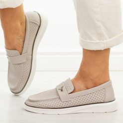 Szare ażuowe skórzane mokasyny damskie Vinceza 93221. Szare mokasyny damskie VINCEZA, z jeansu. W wyprzedaży za 192.72 zł.