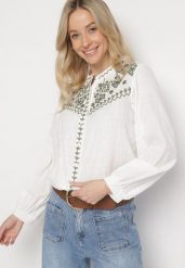 Biało-Zielona Koszula z Bawełny w Stylu Boho Zdobiona Haftem Gonilwen. Białe koszule damskie Born2be, l, z aplikacjami, z bawełny, boho, bez kołnierzyka, bez ramiączek. Za 109.99 zł.