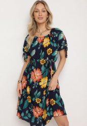 Granatowa Bawełniana Sukienka w Kwiatowy Wzór z Wiązaniem w Talii i na Rękawach Tosmira. Niebieskie sukienki damskie Born2be, na co dzień, na lato, xl, bez wzorów, z bawełny, eleganckie, bez kołnierzyka, bez ramiączek, midi. W wyprzedaży za 51.99 zł.