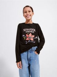 Koszulka Stranger Things - czarny. Czarne koszulki dziewczęce Reserved, bez wzorów, z bawełny, bez ramiączek. W wyprzedaży za 19.99 zł.