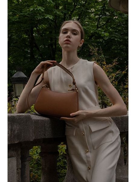 Abaco Skórzana torebka "Juna" w kolorze jasnobrązowym - 26 x 16 x 6 cm rozmiar: onesize. Brązowe torebki klasyczne damskie Abaco, bez wzorów, z materiału, bez dodatków. Za 305.29 zł.