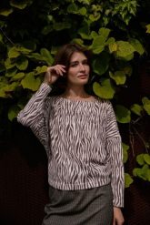 Bluza w zwierzęcy wzór beżowa. Brązowe bluzy bez kaptura damskie MOODO, l, z elastanu. Za 109.99 zł.