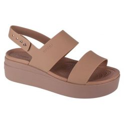 Sandały Crocs Brooklyn Low Wedge 206453-2EL beżowy. Brązowe sandały damskie bez wzorów, bez obcasa, na koturnie. Za 356.70 zł.