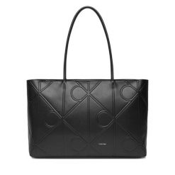 Torebka Calvin Klein. Czarne torebki klasyczne damskie CALVIN KLEIN, bez wzorów, bez dodatków. Za 879.99 zł.