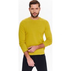 SWETER MĘSKI Z OZDOBNYM SPLOTEM NA ŁOKCIACH. Żółte swetry męskie TOP SECRET, na lato, l, bez wzorów, z dzianiny, bez kołnierzyka. W wyprzedaży za 39.99 zł.