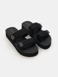 Klapki na platformie z materiałowymi paskami na rzep - czarny. Czarne klapki damskie Sinsay, bez wzorów, z materiału, bez obcasa, na platformie. Za 39.99 zł.