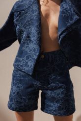 Szorty jeansowe we wzór kwiatowy w kolorze NAVY - TABOO-M. Niebieskie szorty damskie Marsala, bez wzorów, z bawełny. Za 339.90 zł.