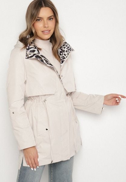 Jasnobeżowa Kurtka w Stylu Parki z Odpinanym Kapturem i Ozdobną Podszewką Ismerife. Brązowe kurtki damskie Born2be, l, bez wzorów. Za 169.99 zł.
