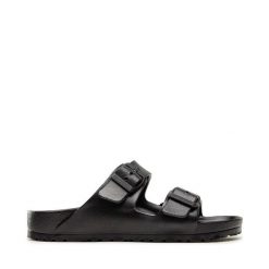 Klapki Birkenstock. Czarne klapki damskie Birkenstock, bez wzorów, bez obcasa. Za 209.99 zł.