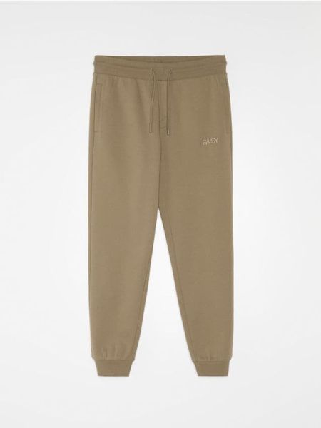 Spodnie jogger z bawełną i haftowanym napisem - brązowy. Brązowe spodnie materiałowe męskie Sinsay, bez wzorów, z bawełny, sportowe. Za 49.99 zł.