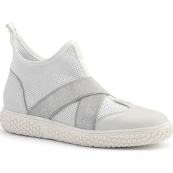 Sportowe białe buty socks z gumkami 76G. Białe buty sportowe na co dzień damskie Neścior, bez wzorów, z jeansu. W wyprzedaży za 199.00 zł.
