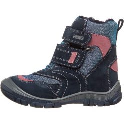 Botki zimowe w kolorze granatowo-niebieskim. Niebieskie botki dziewczęce Primigi, bez wzorów, z gore-texu, bez ramiączek. W wyprzedaży za 209.95 zł.