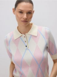 Sweter z kołnierzykiem - pastelowy róż. Czerwone swetry klasyczne damskie Reserved, l, z dzianiny, bez kołnierzyka. W wyprzedaży za 79.99 zł.