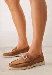 Jasnobrązowe Mokasyny Ozdobione Metaliczną Klamrą Murielori. Brązowe mokasyny damskie Renee, z materiału. Za 109.99 zł.