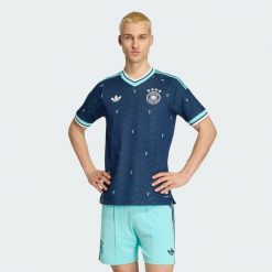 Koszulka wyjazdowa Niemcy 26 Authentic. Niebieskie t-shirty sportowe męskie Adidas, m, z materiału, bez ramiączek, do piłki nożnej, climacool (adidas). Za 649.00 zł.