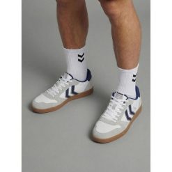 Buty Hummel Handball Perfekt NS. Białe buty sportowe na co dzień damskie HUMMEL, bez wzorów, do piłki ręcznej. Za 320.50 zł.
