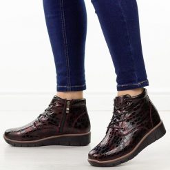 Bordowe botki damskie na koturnie Filippo Dbt3169/25. Czerwone botki damskie Filippo, na jesień, z lakierowanej skóry, eleganckie, z okrągłym noskiem, bez obcasa, na koturnie, bez zapięcia. Za 289.00 zł.