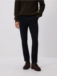 Spodnie chino slim fit - czarny. Czarne spodnie materiałowe męskie Reserved, bez wzorów, z bawełny. Za 149.99 zł.