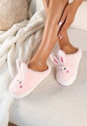 Różowe Kapcie Króliczki Vices na Grubej Tłoczonej Podeszwie z Futerkiem Ecassavia. Czerwone kapcie damskie Born2be, z futra. Za 29.99 zł.