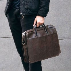 Męska torba na ramię, torba na laptop SOLIER S13 ciemnobrązowa. Brązowe torby męskie na ramię Solier, bez wzorów, ze skóry ekologicznej. Za 159.00 zł.