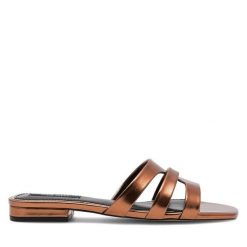 Klapki Nine West. Brązowe klapki damskie Nine West, bez wzorów, bez obcasa. Za 144.99 zł.