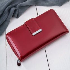Portfel damski skórzany duży lakierowany czerwony poziomy z RFID SP-25-RD. Czerwone portfele damskie bez wzorów, z lakierowanej skóry. Za 119.00 zł.