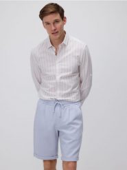 Szorty regular fit - jasnoniebieski. Niebieskie szorty męskie Reserved, z bawełny, bez kołnierzyka. W wyprzedaży za 59.99 zł.