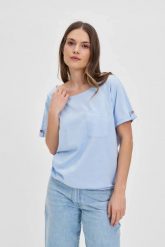 Bawełniany t-shirt z kieszonką błękitny. Niebieskie t-shirty damskie MOODO, l, bez wzorów, z bawełny, bez kołnierzyka. Za 54.99 zł.