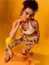 Wiskozowe spodnie wide leg z nadrukiem owocowym - pomarańczowy. Brązowe spodnie materiałowe damskie Sinsay, bez wzorów, z wiskozy. Za 39.99 zł.