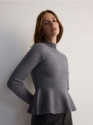 Sweter z baskinką - szary. Szare swetry klasyczne damskie Reserved, l, z dzianiny, bez kołnierzyka. W wyprzedaży za 89.99 zł.